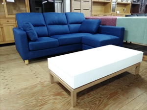 ブルーのソファと白のセンターテーブル
